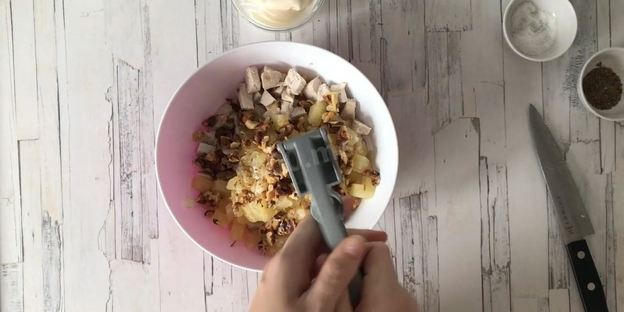 салат в тарталетках с ананасом и курицей