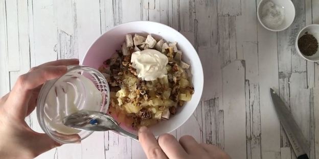 салат в тарталетках с ананасом и курицей