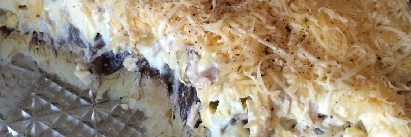 Слоеный куриный салат с грибами и картофелем