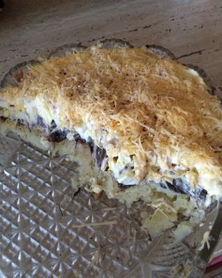 Слоеный куриный салат с грибами и картофелем