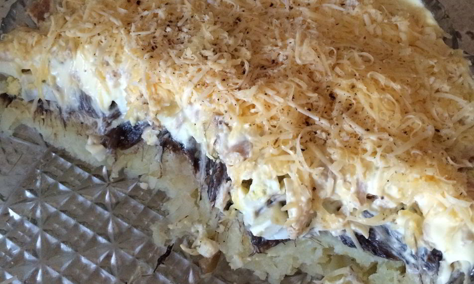 Рецепт слоеного куриного салата с грибами и картофелем