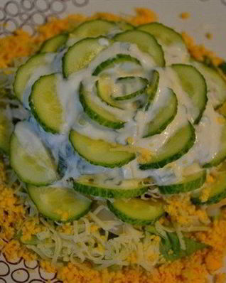 Слоеный салат с кальмарами, грибами и сырной заправкой