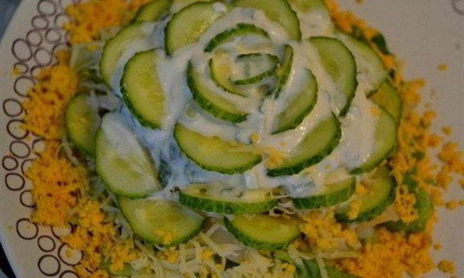 Рецепт слоеного салата с кальмарами, грибами и сырной заправкой