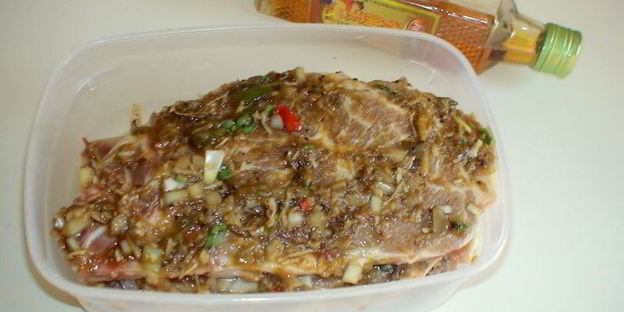 свиная отбивная по-азиатски и сычуаньский салат из макарон