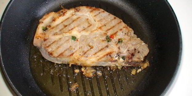 свиная отбивная по-азиатски и сычуаньский салат из макарон