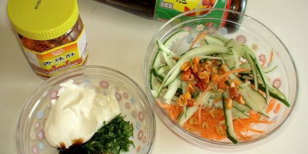 свиная отбивная по-азиатски и сычуаньский салат из макарон