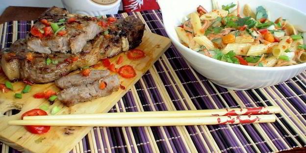 свиная отбивная по-азиатски и сычуаньский салат из макарон