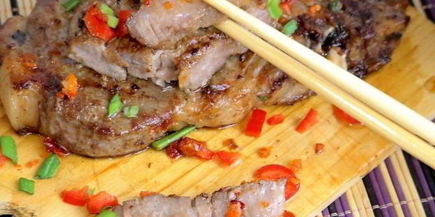 свиная отбивная по-азиатски и сычуаньский салат из макарон