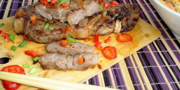 свиная отбивная по-азиатски и сычуаньский салат из макарон