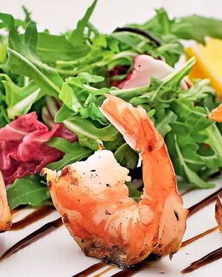 Теплый салат из креветок с хересной заправкой