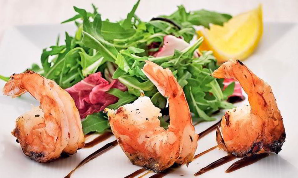 Рецепт теплого салата из креветок с хересной заправкой