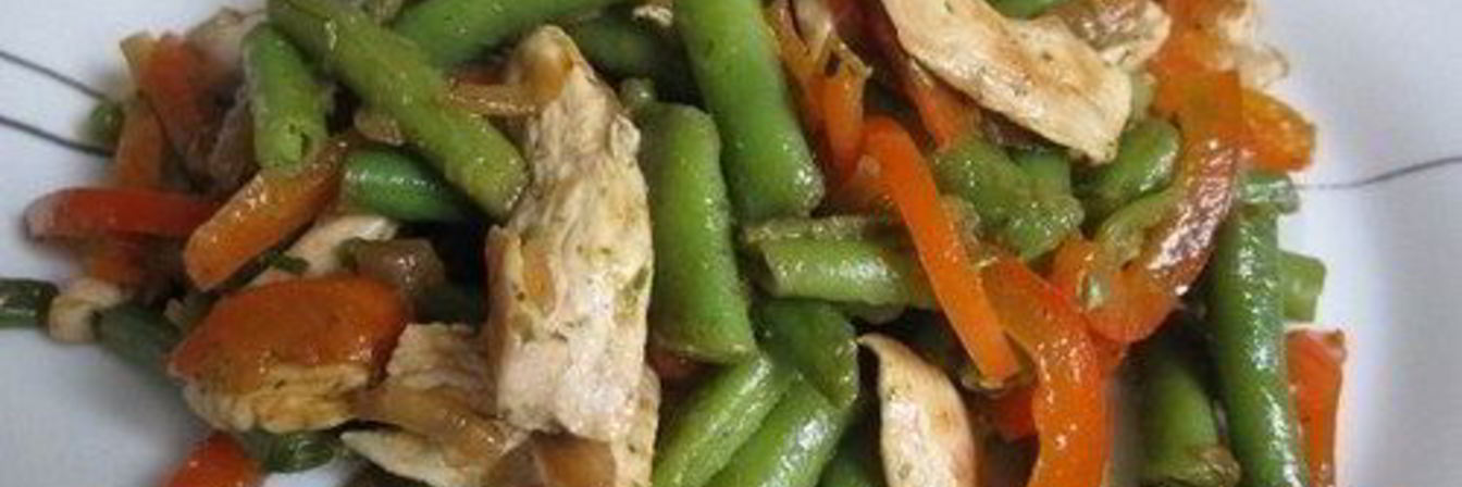 Теплый салат из куриного филе и стручковой фасоли