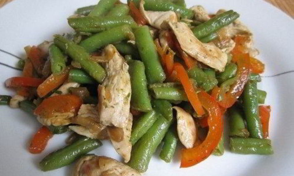 Рецепт теплого салата из куриного филе и стручковой фасоли