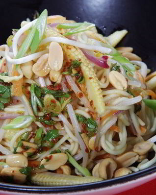 Вегетарианский салат с лапшой