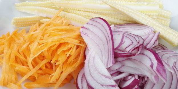 вегетарианский салат с лапшой