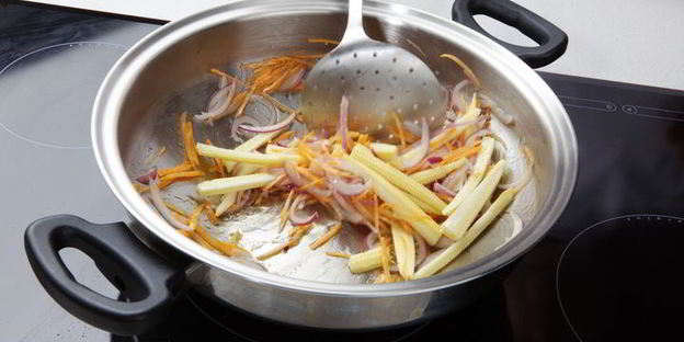 вегетарианский салат с лапшой