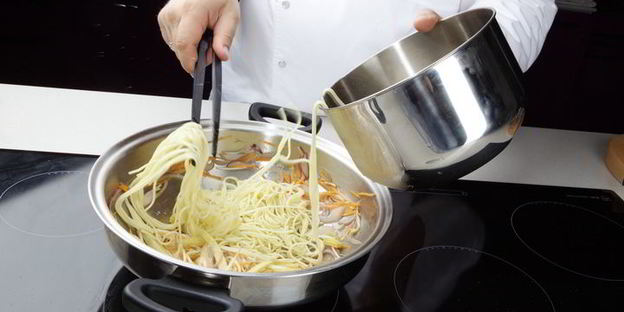 вегетарианский салат с лапшой