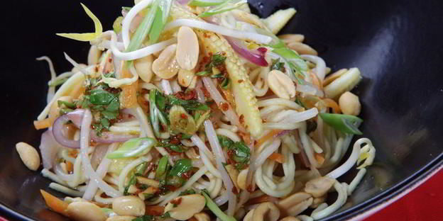 вегетарианский салат с лапшой