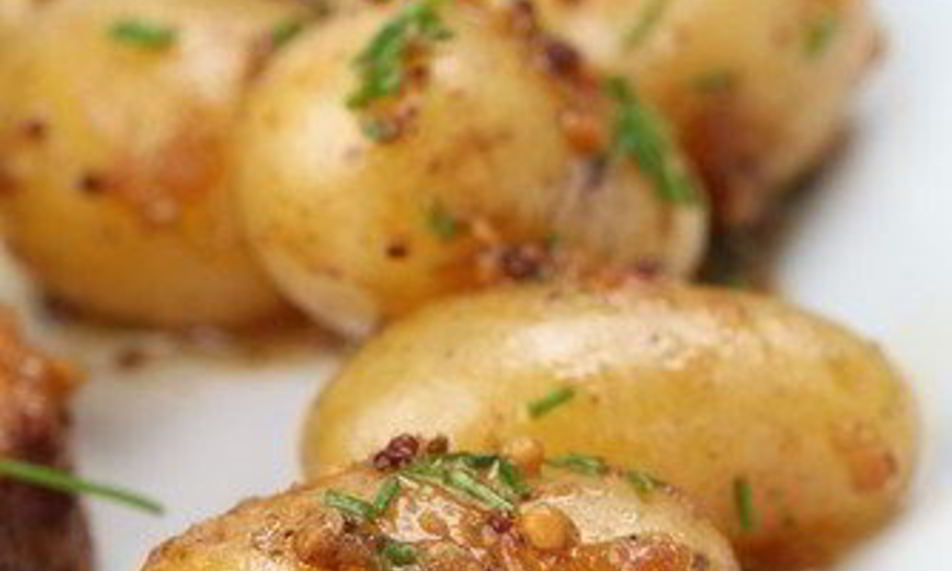 Рецепт отварного картофеля с винегретом из трав и вермутом