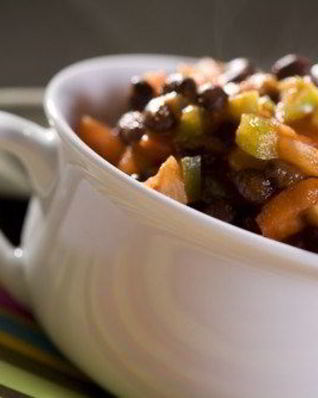 Разноцветный салат с черной фасолью и лаймовым винегретом