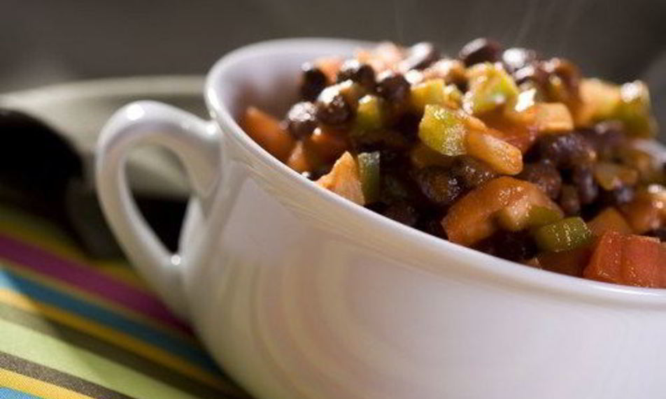 Рецепт разноцветного салата с черной фасолью и лаймовым винегретом