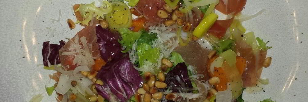 Салат из хурмы с пармезаном и хересным винегретом