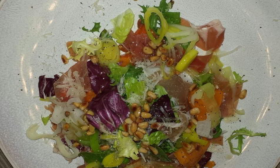 Рецепт салата из хурмы с пармезаном и хересным винегретом