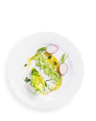 Салат из молодых овощей с винегретом из флердоранжа