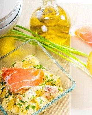 Салат из прошутто и дыни с дынным винегретом по-итальянски