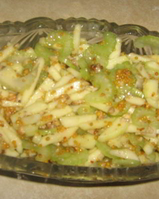 Салат из сельдерея и яблок с горчичным винегретом