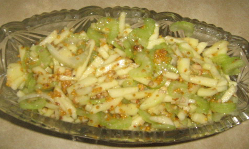 Рецепт салата из сельдерея и яблок с горчичным винегретом