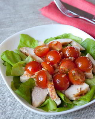 Салат с курицей, томатами и шафрановым винегретом