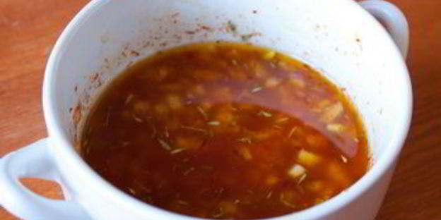 салат с курицей, томатами и шафрановым винегретом