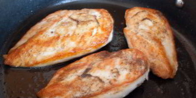 салат с курицей, томатами и шафрановым винегретом