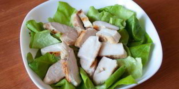 салат с курицей, томатами и шафрановым винегретом