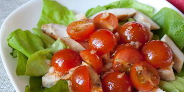салат с курицей, томатами и шафрановым винегретом