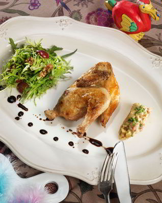 Цыплята с винегретом из утиной печени и салатом