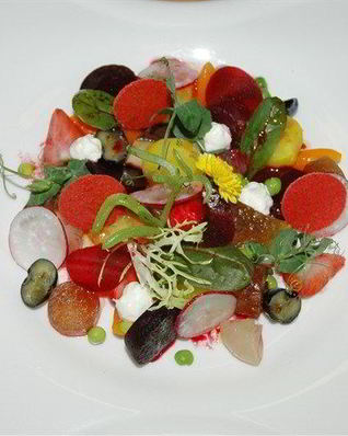 Винегрет с чипсами из томатов и ежевики