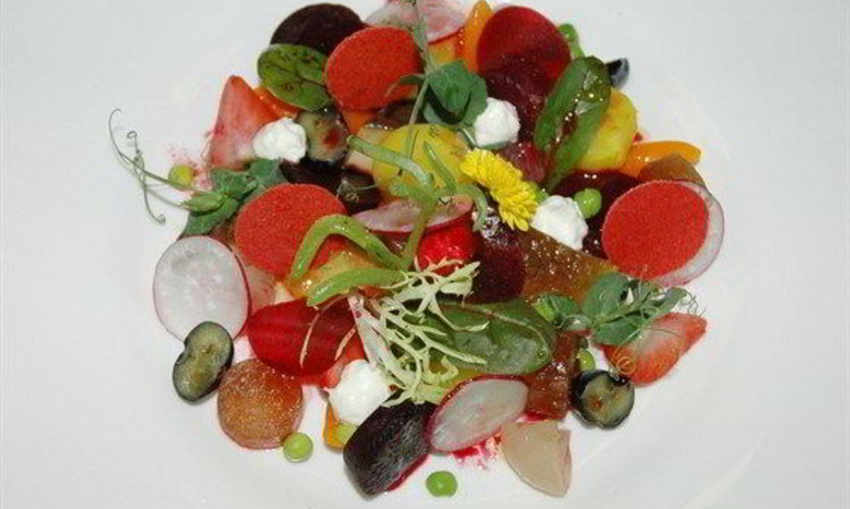 Рецепт винегрета с чипсами из томатов и ежевики