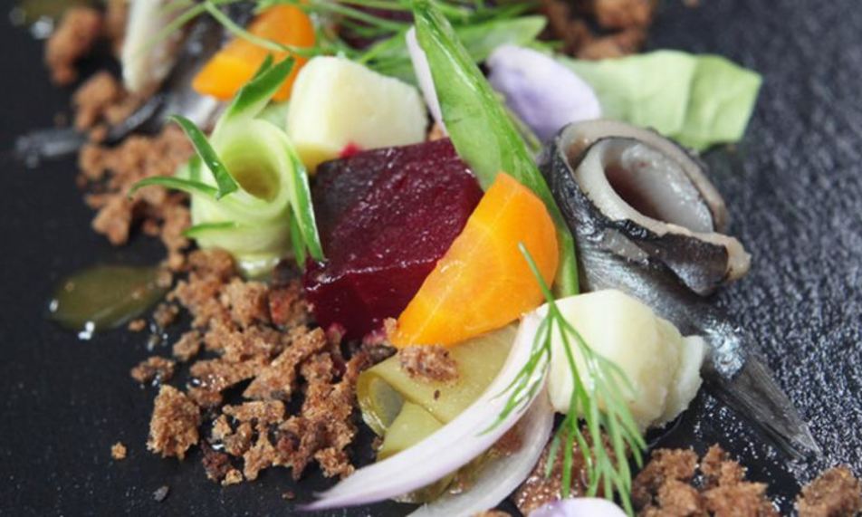 Рецепт винегрета с килькой и медово-горчичным соусом