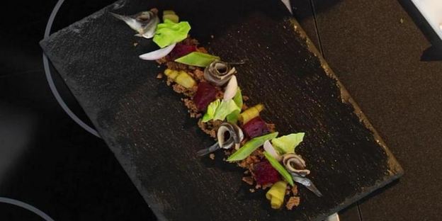 винегрет с килькой и медово-горчичным соусом