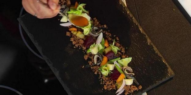 винегрет с килькой и медово-горчичным соусом