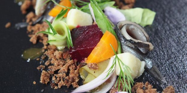 винегрет с килькой и медово-горчичным соусом