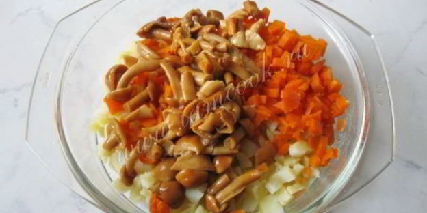 винегрет с маринованными опятами