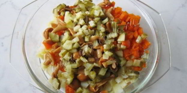 винегрет с маринованными опятами