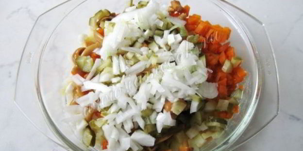 винегрет с маринованными опятами