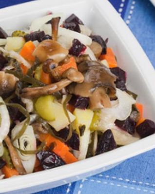 Винегрет с солеными опятами и морской капустой