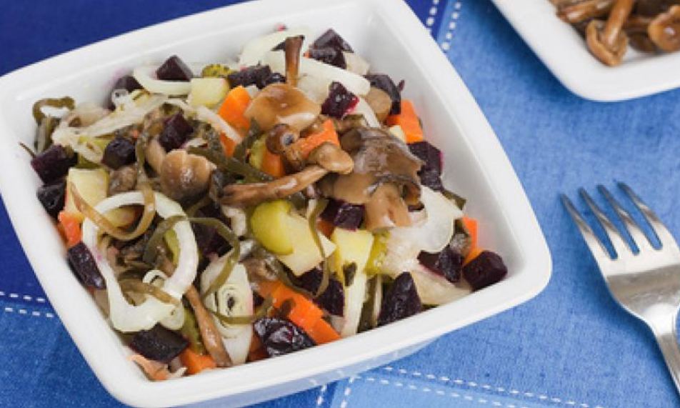 Рецепт винегрета с солеными опятами и морской капустой