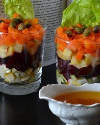 Винегрет в стакане с маринованными боровиками