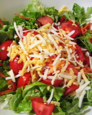 Зеленый итальянский салат с соусом винегрет